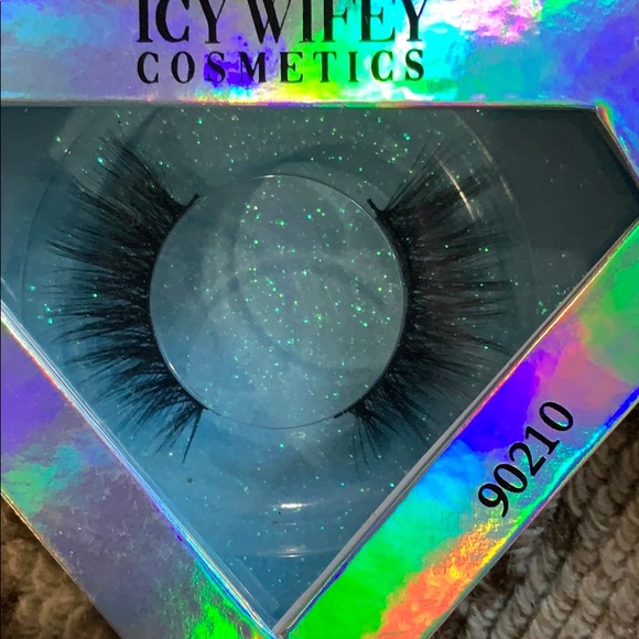 Lashes - Picture 3 of 5